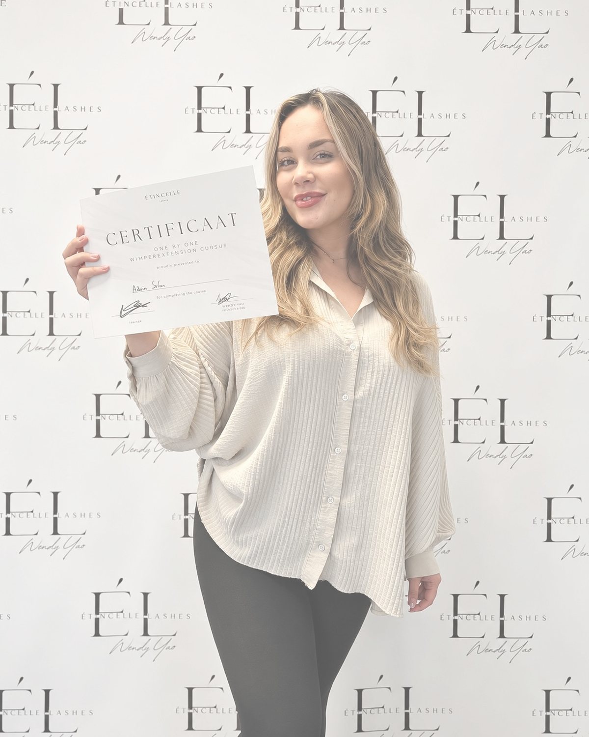 Cursist Adalia met haar certificaat voor de Étincelle Lashes wall
