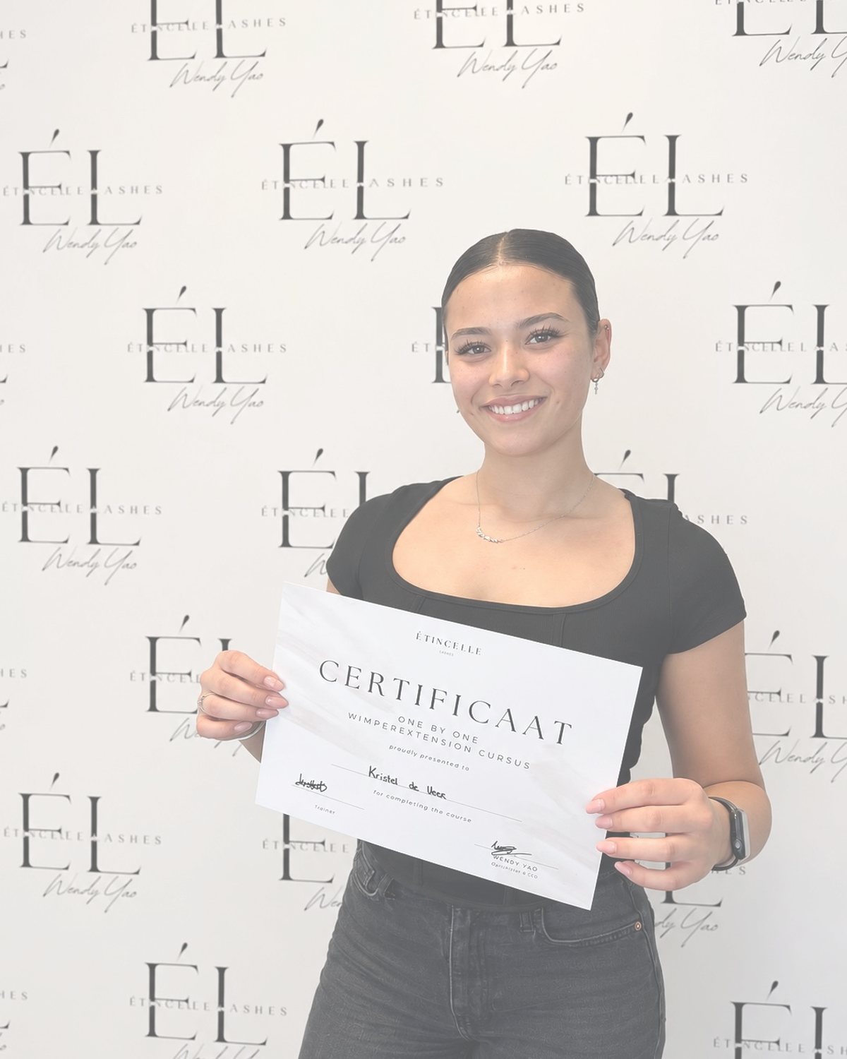 Cursist Kristel met haar certificaat voor de Étincelle Lashes wall
